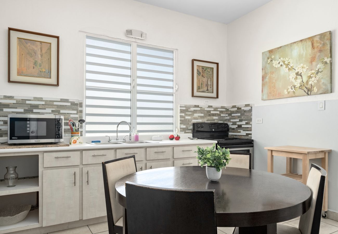 Apartamento en Santurce - Prime Location at Condado with Rooftop Oasis