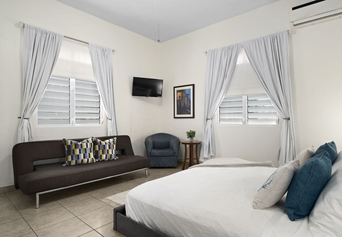 Apartamento en Santurce - Prime Location at Condado with Rooftop Oasis