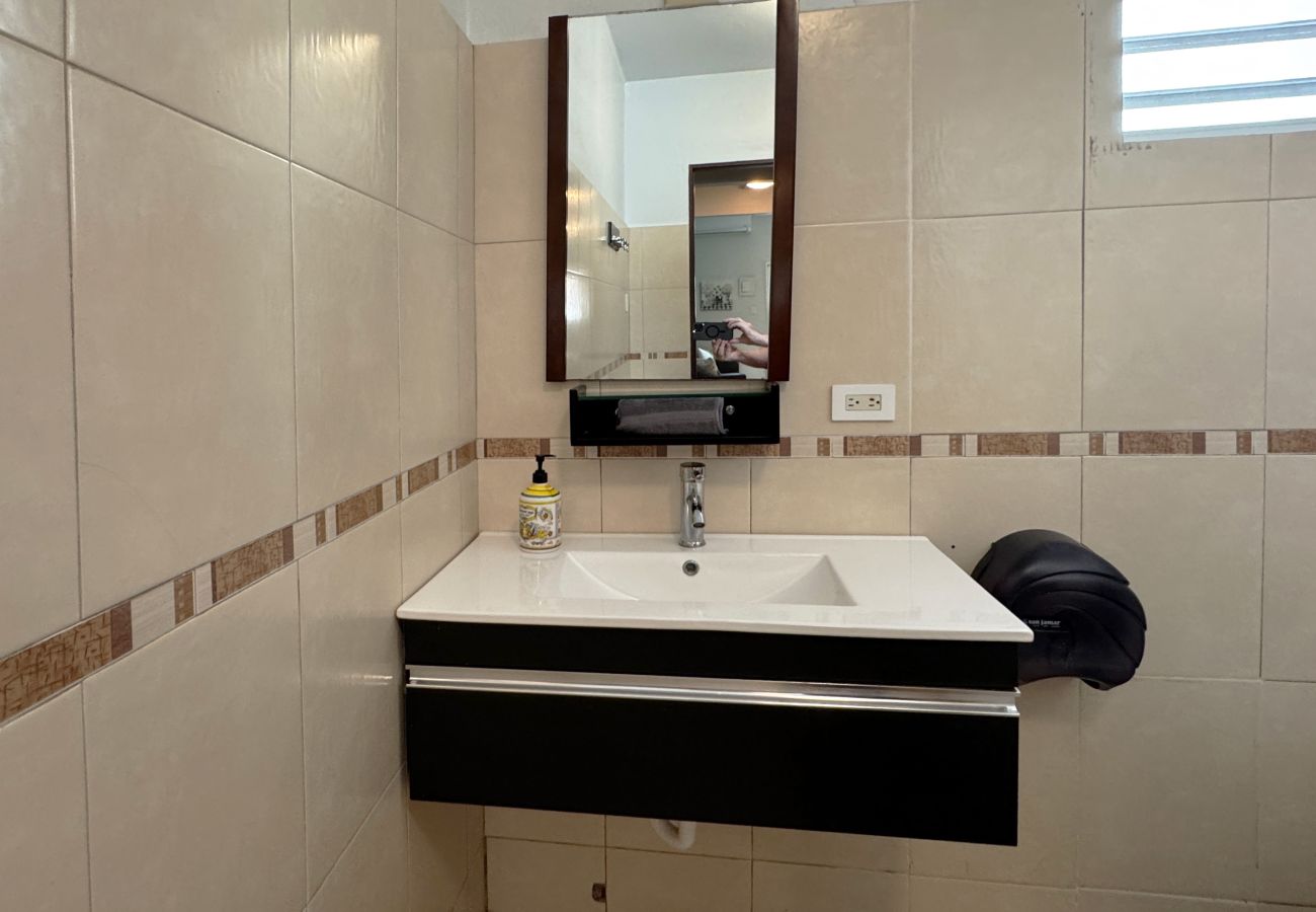 Apartamento en San Juan - Condado 4BR/2BA Rooftop, Patios & Walk to Hotspots