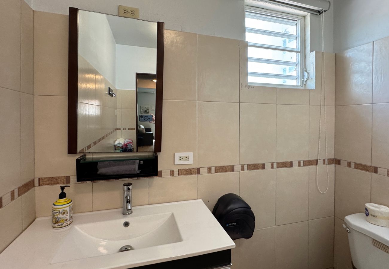 Apartamento en San Juan - Condado 4BR/2BA Rooftop, Patios & Walk to Hotspots