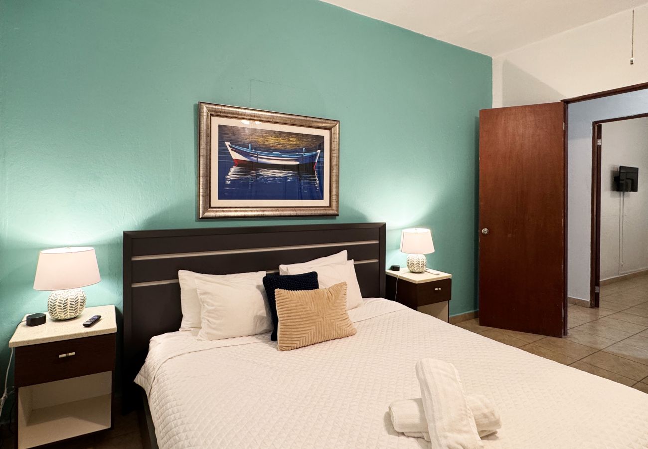 Apartamento en San Juan - Condado 4BR/2BA Rooftop, Patios & Walk to Hotspots