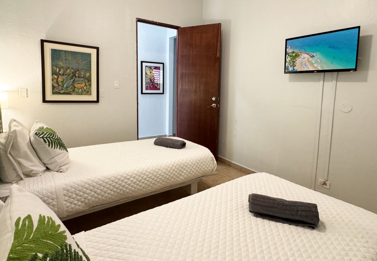 Apartamento en San Juan - Condado 4BR/2BA Rooftop, Patios & Walk to Hotspots