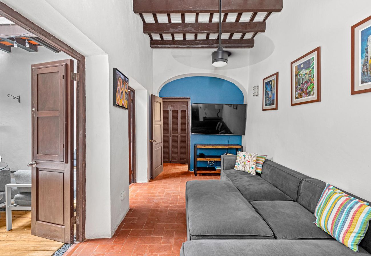 Apartamento en San Juan - Colonial Villa Just Remodeled 2 floors Indoor Patio & Tub  Next to San Sebastian St.