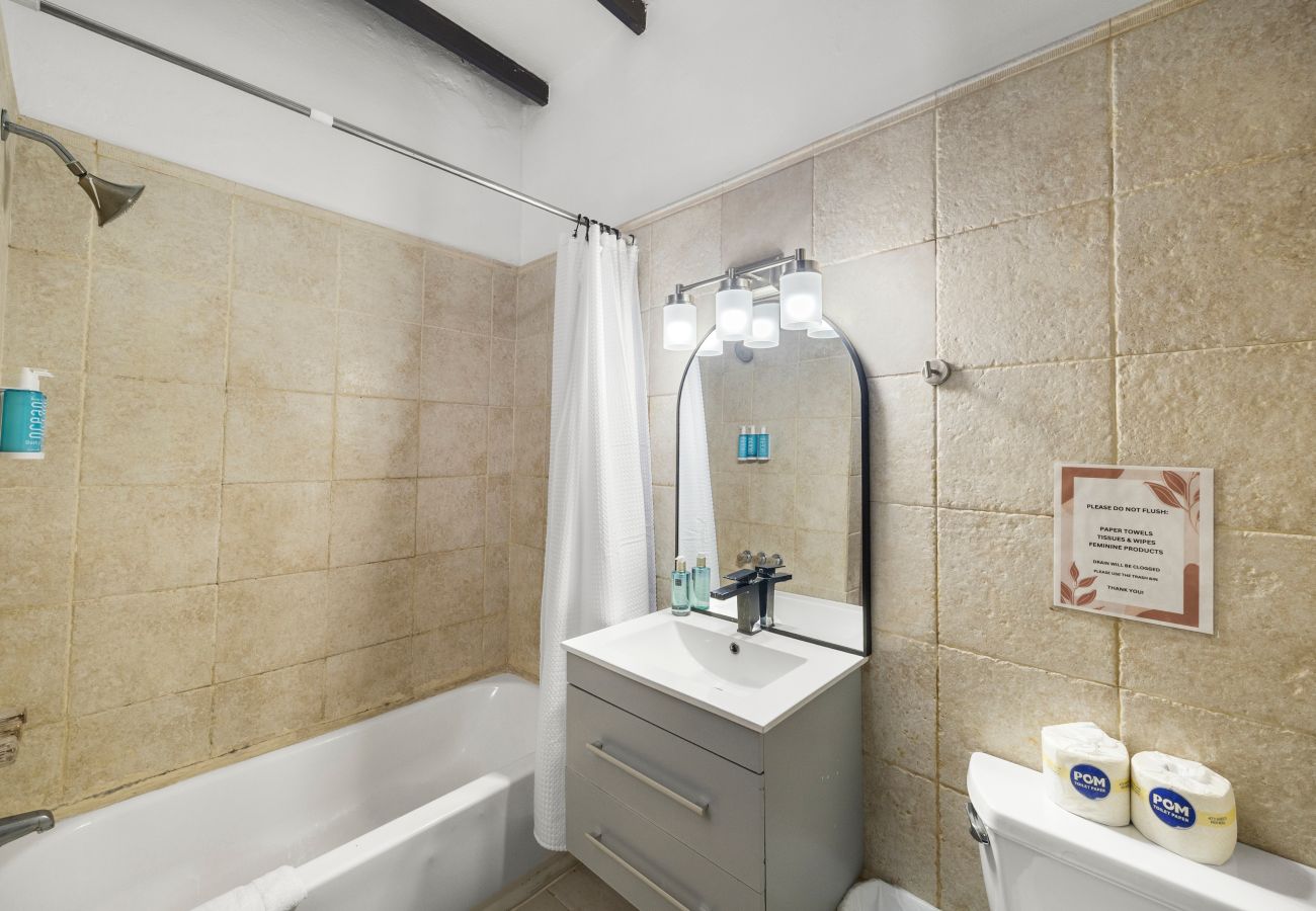 Apartamento en San Juan - Colonial Villa Just Remodeled 2 floors Indoor Patio & Tub  Next to San Sebastian St.