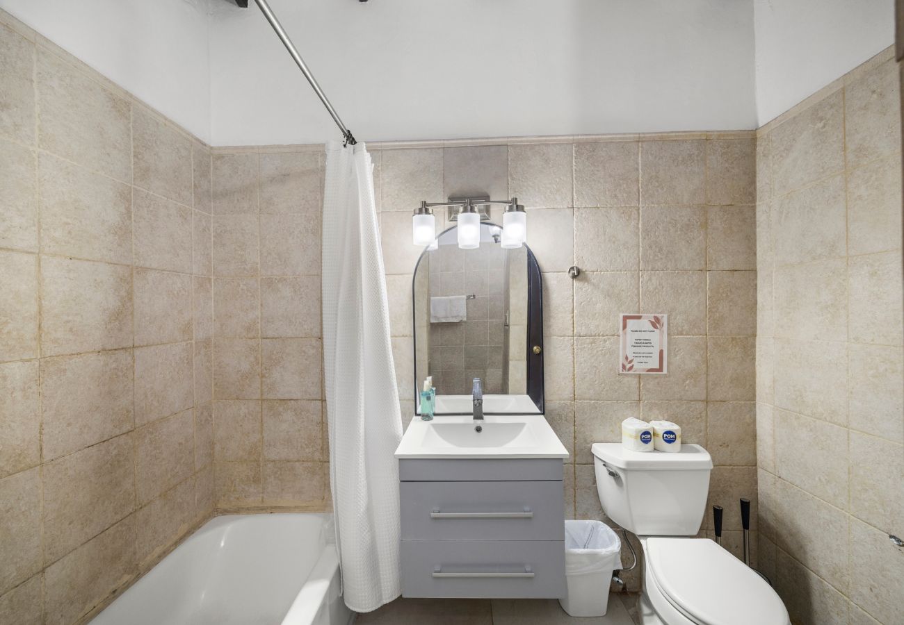 Apartamento en San Juan - Colonial Villa Just Remodeled 2 floors Indoor Patio & Tub  Next to San Sebastian St.