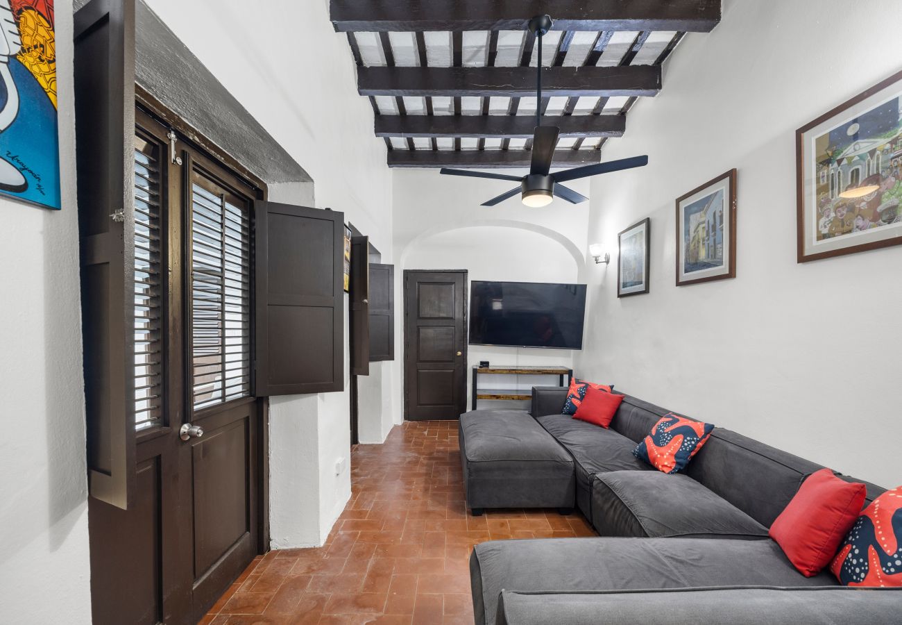 Apartamento en San Juan - Colonial Villa Just Remodeled 2 floors Indoor Patio & Tub  Next to San Sebastian St.
