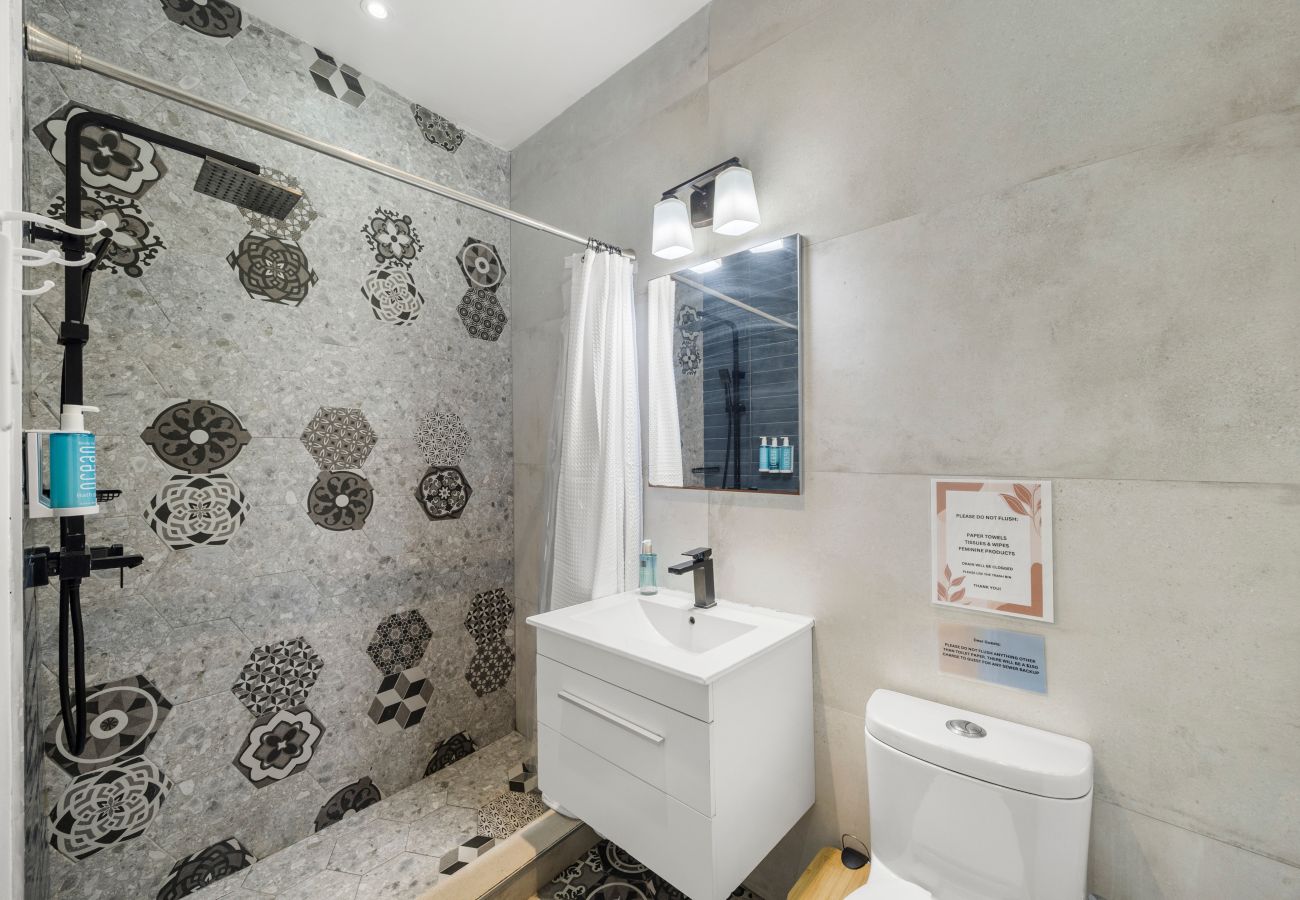 Apartamento en San Juan - Colonial Villa Just Remodeled 2 floors Indoor Patio & Tub  Next to San Sebastian St.