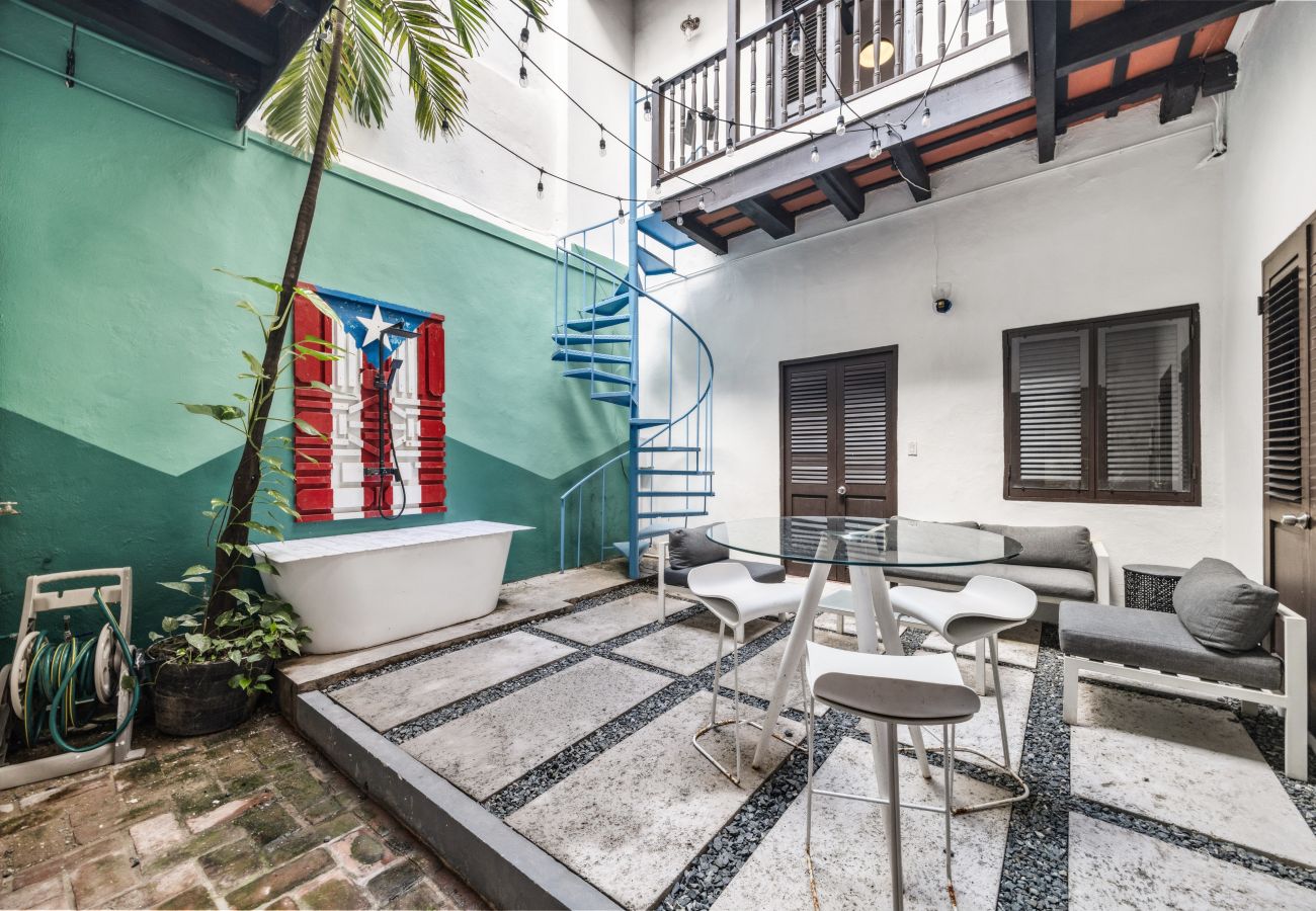 Apartamento en San Juan - Colonial Villa Just Remodeled 2 floors Indoor Patio & Tub  Next to San Sebastian St.