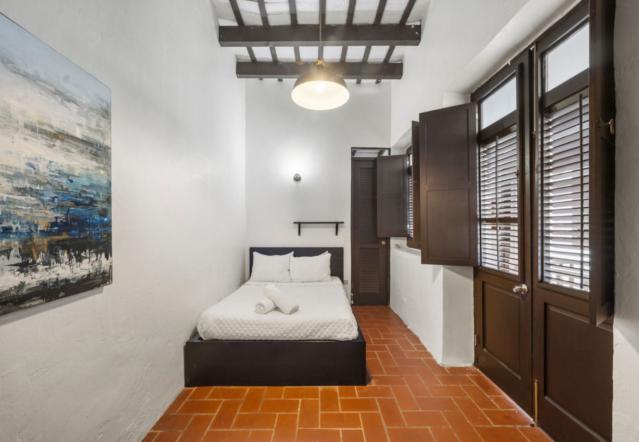 Apartamento en San Juan - Colonial Villa Just Remodeled 2 floors Indoor Patio & Tub  Next to San Sebastian St.