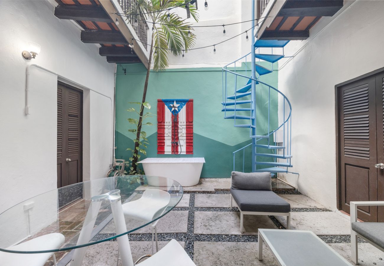 Apartamento en San Juan - Colonial Villa Just Remodeled 2 floors Indoor Patio & Tub  Next to San Sebastian St.