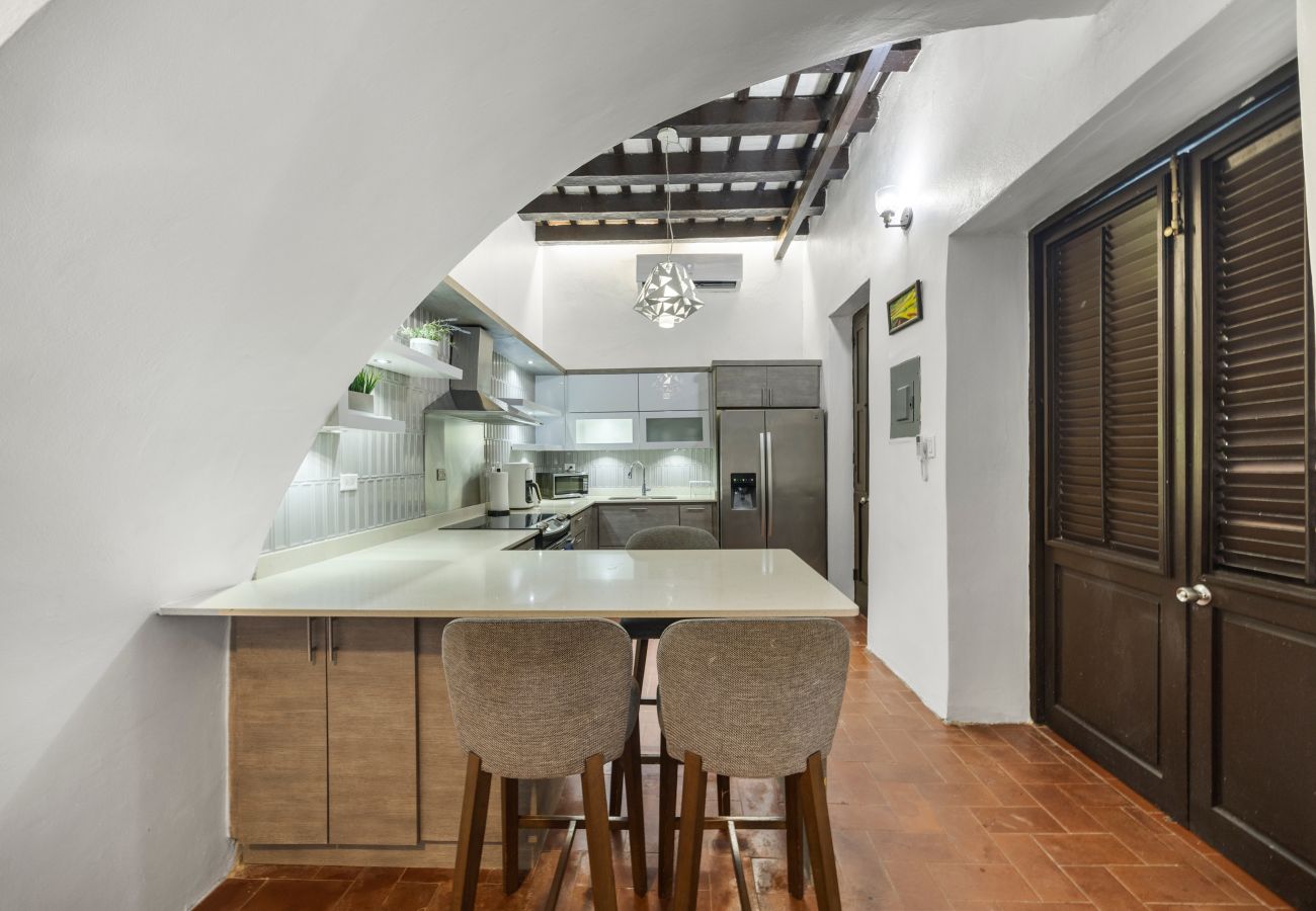 Apartamento en San Juan - Colonial Villa Just Remodeled 2 floors Indoor Patio & Tub  Next to San Sebastian St.