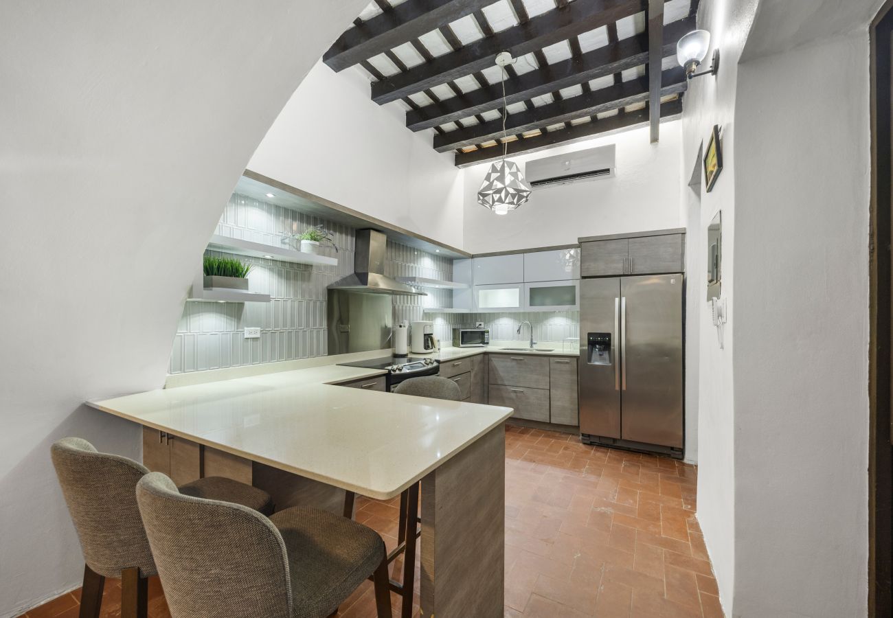 Apartamento en San Juan - Colonial Villa Just Remodeled 2 floors Indoor Patio & Tub  Next to San Sebastian St.