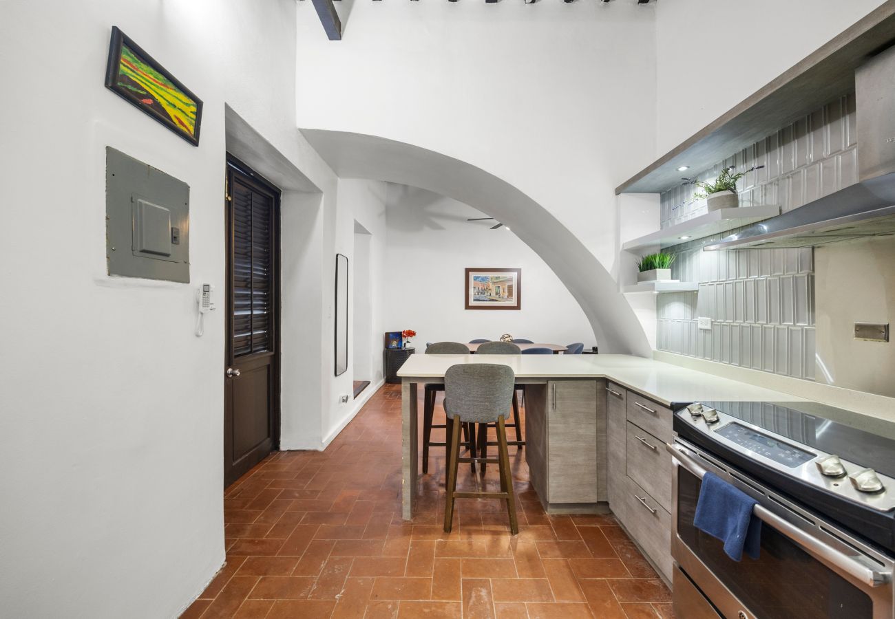 Apartamento en San Juan - Colonial Villa Just Remodeled 2 floors Indoor Patio & Tub  Next to San Sebastian St.