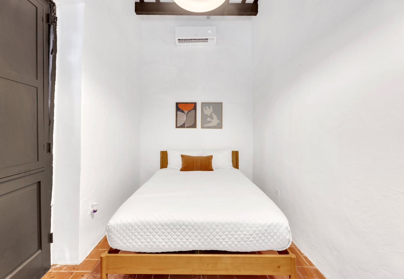 Apartamento en San Juan - Colonial Villa Just Remodeled 2 floors Indoor Patio & Tub  Next to San Sebastian St.