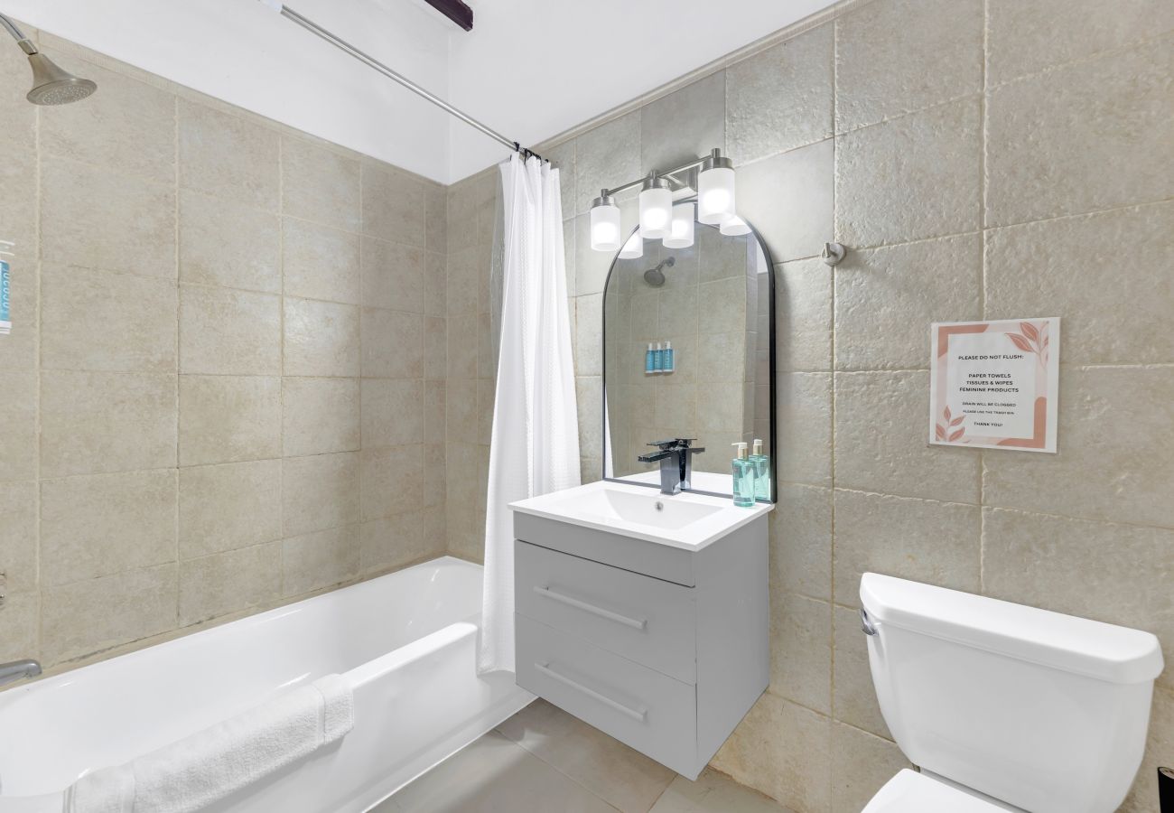 Apartamento en San Juan - Colonial Villa Just Remodeled 2 floors Indoor Patio & Tub  Next to San Sebastian St.