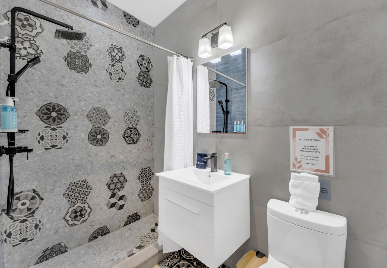 Apartamento en San Juan - Colonial Villa Just Remodeled 2 floors Indoor Patio & Tub  Next to San Sebastian St.