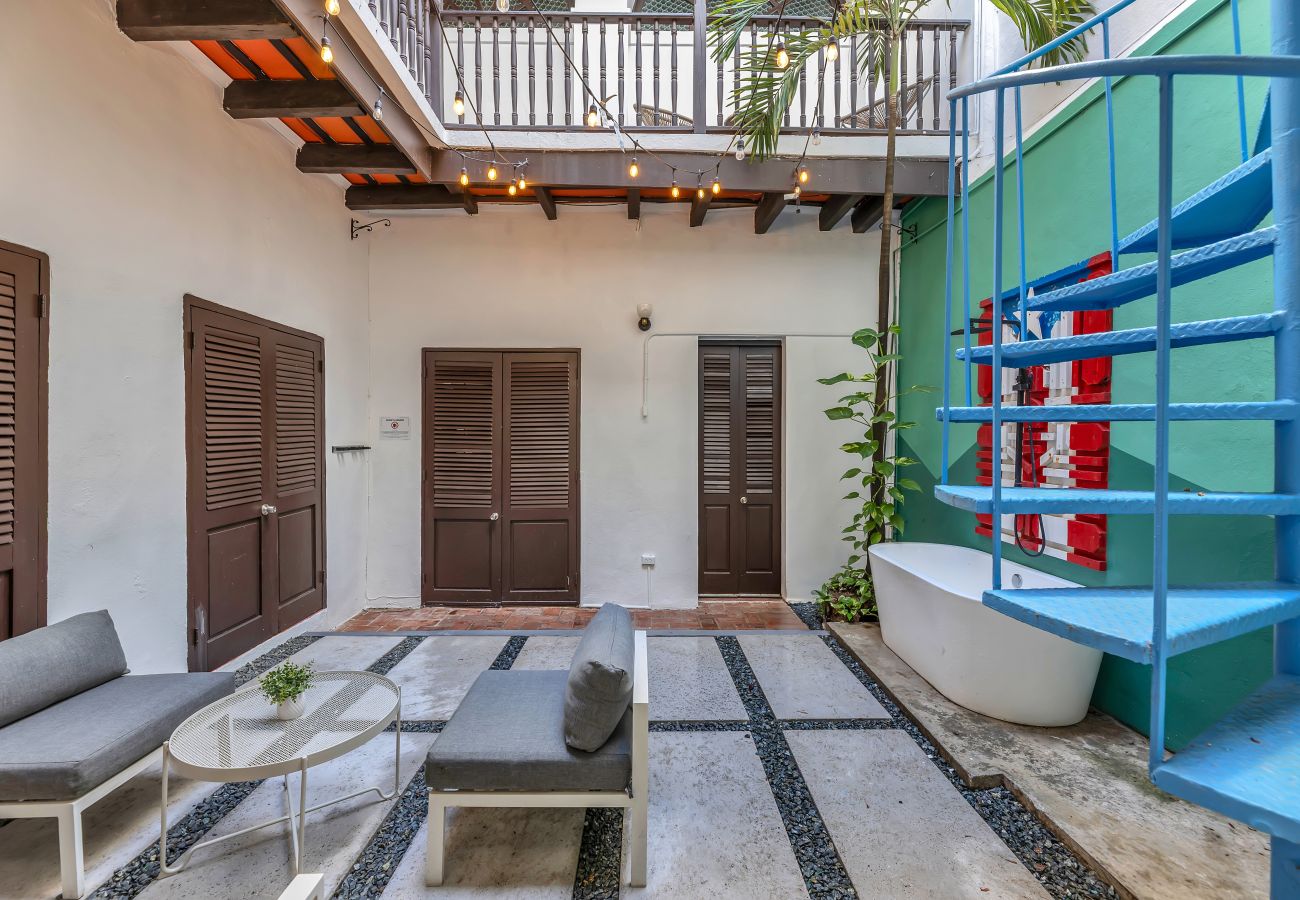 Apartamento en San Juan - Colonial Villa Just Remodeled 2 floors Indoor Patio & Tub  Next to San Sebastian St.