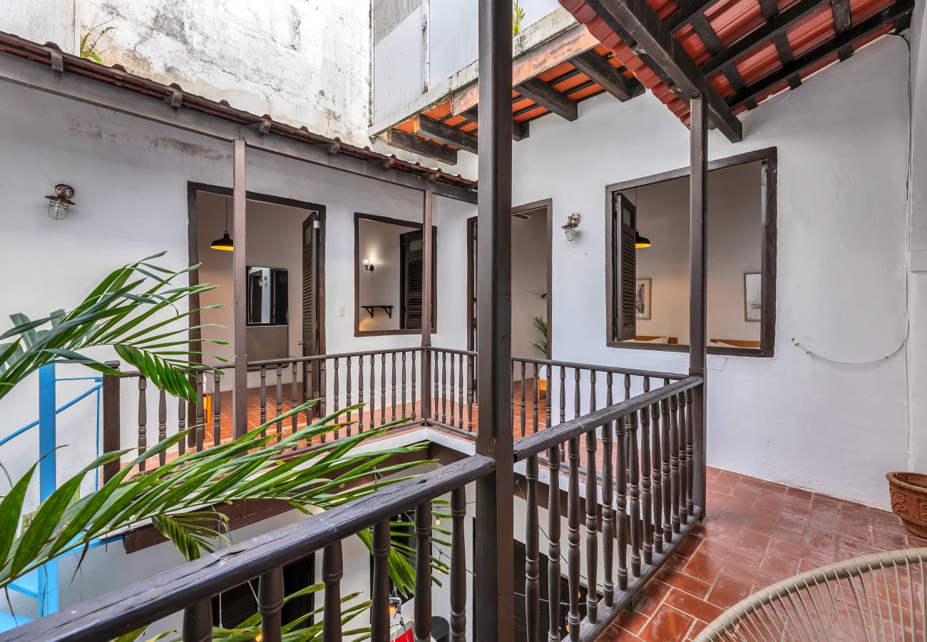 Apartamento en San Juan - Colonial Villa Just Remodeled 2 floors Indoor Patio & Tub  Next to San Sebastian St.