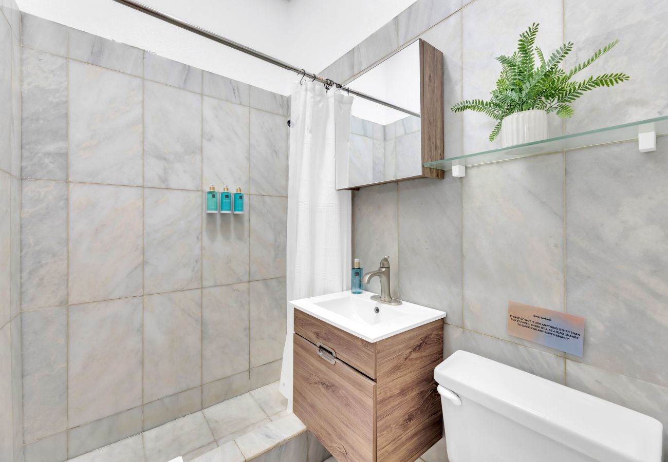 Apartamento en San Juan - Colonial Apt. w/ Balcony in OSJ/ Next to San Sebastian St.