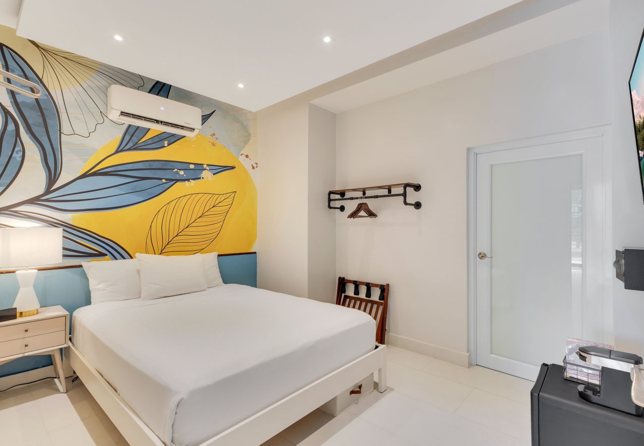 Alquiler por habitaciones en San Juan - Interior Queen Room | Red Door Inn |