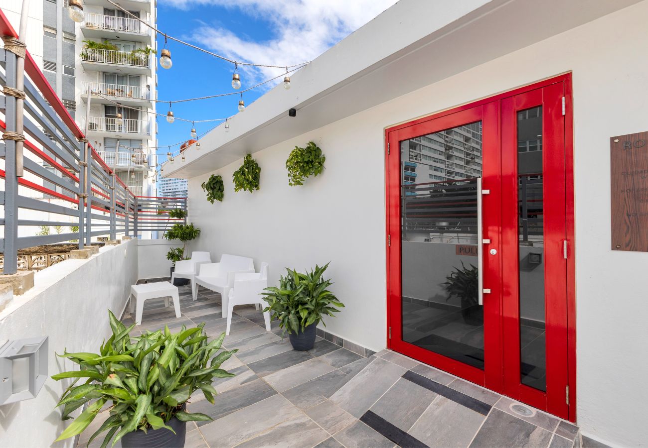 Alquiler por habitaciones en San Juan - Interior Queen Room | Red Door Inn |