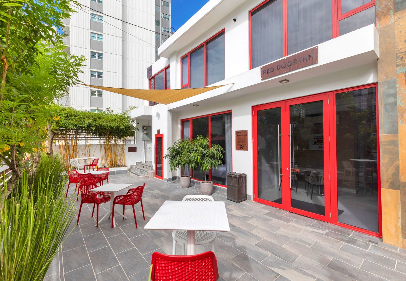 Alquiler por habitaciones en San Juan - Interior Queen Room | Red Door Inn |