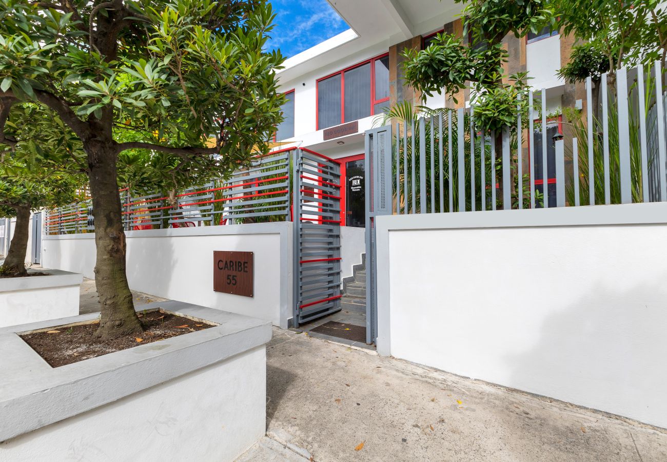 Alquiler por habitaciones en San Juan - Interior Queen Room | Red Door Inn |