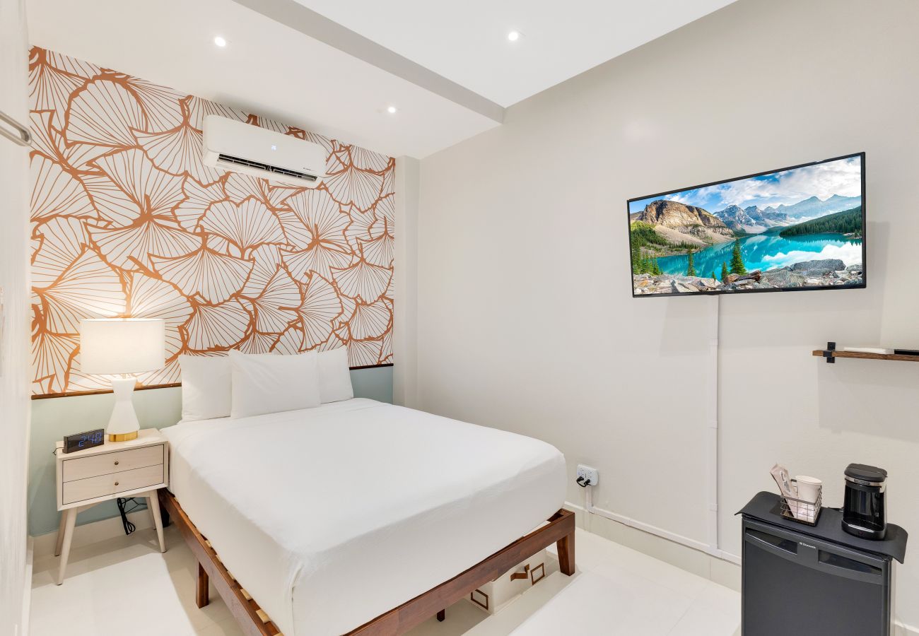 Alquiler por habitaciones en San Juan - Interior Queen Room | Red Door Inn |