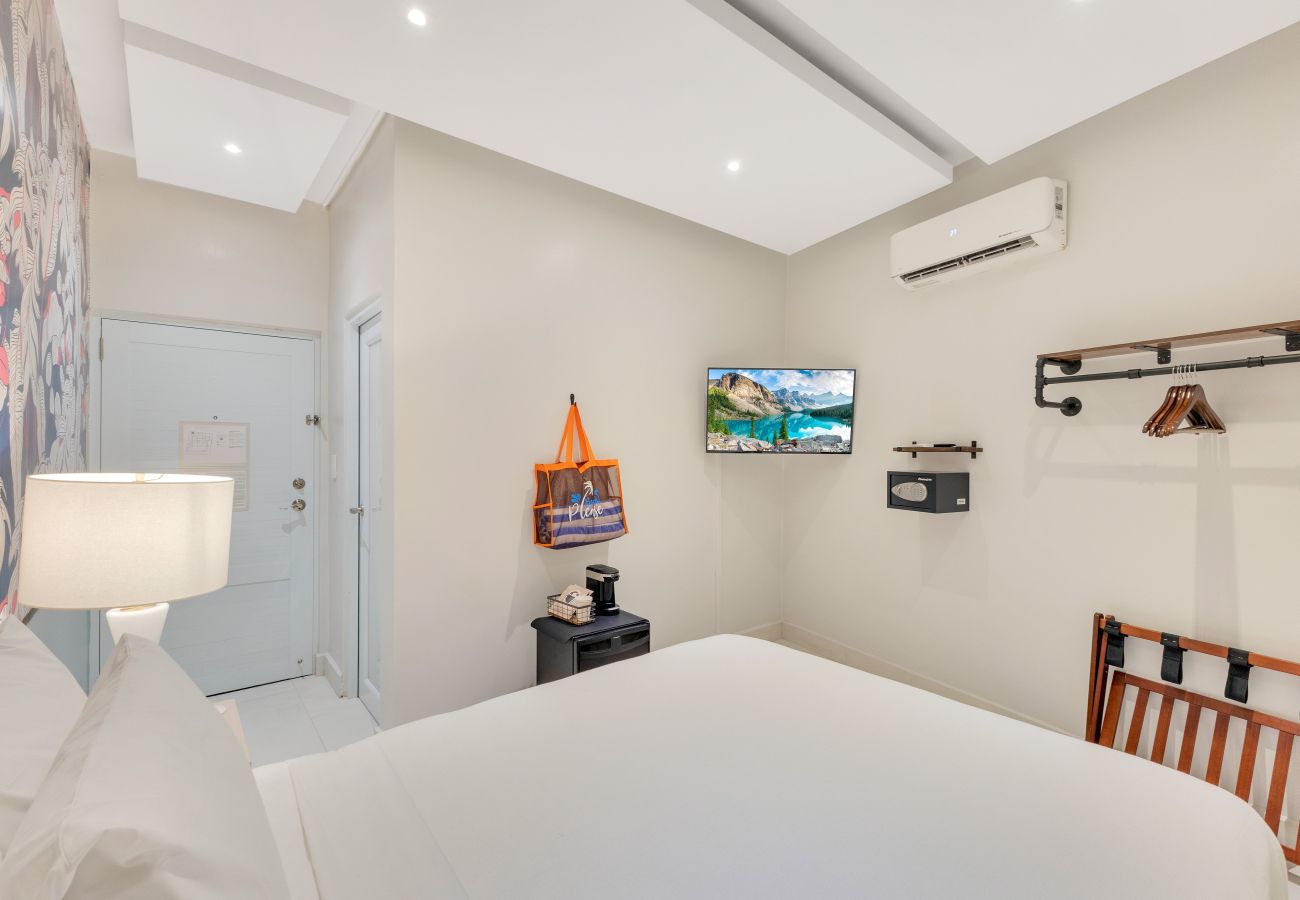 Alquiler por habitaciones en San Juan - Interior Queen Room | Red Door Inn |