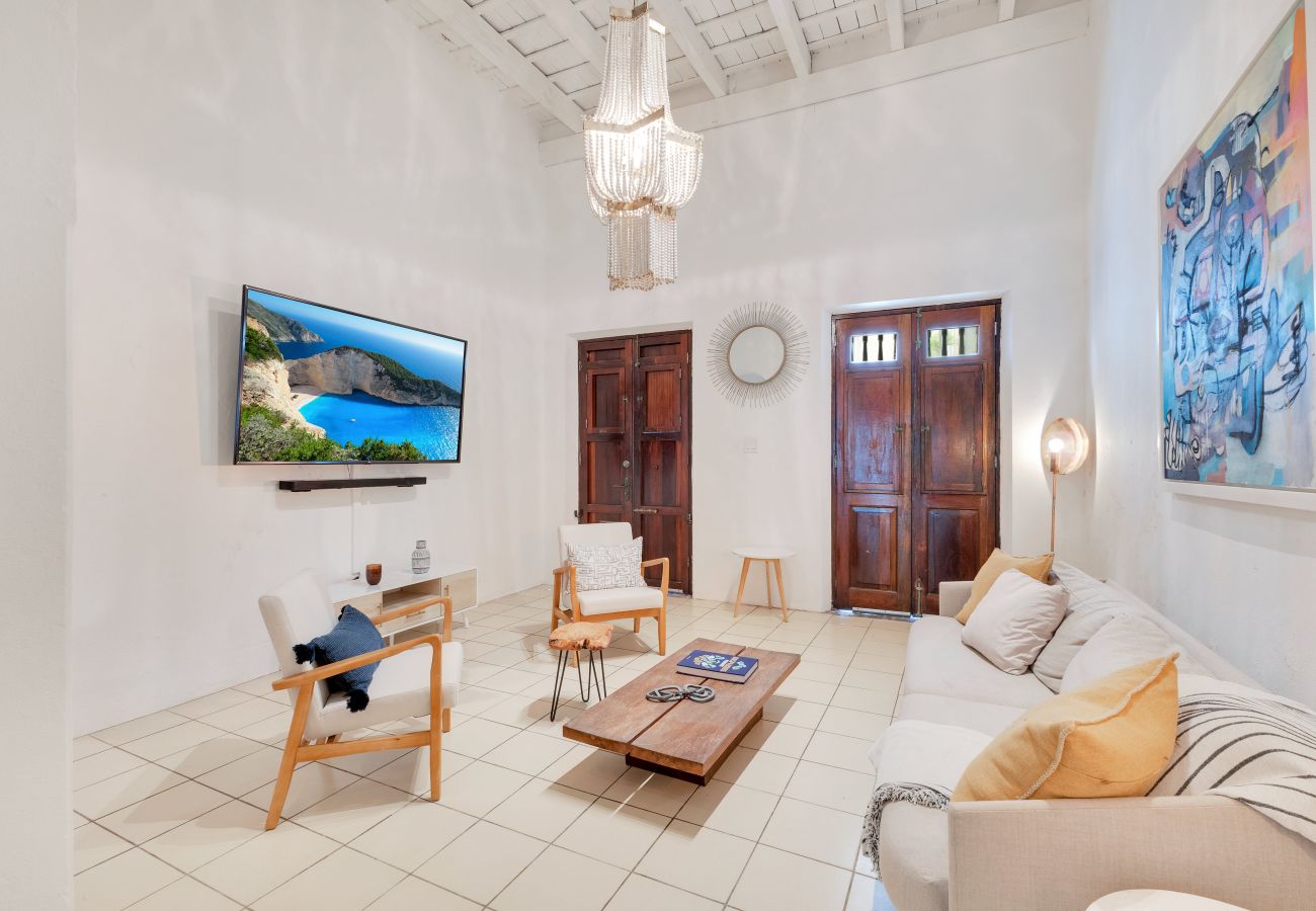 Casa en San Juan - Spacious Colonial Gem with Artistic Flair OSJ