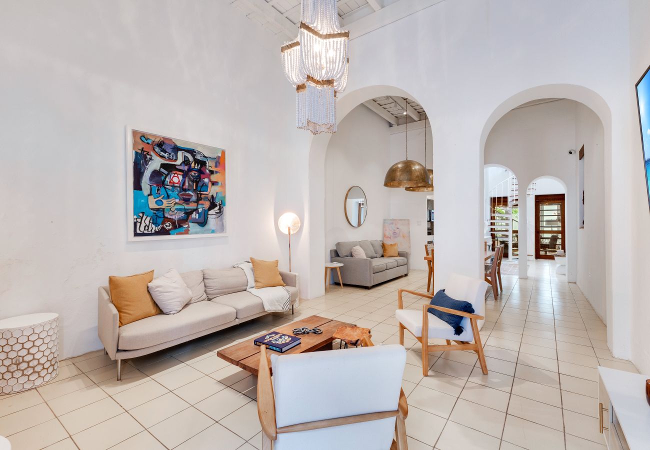 Casa en San Juan - Spacious Colonial Gem with Artistic Flair OSJ