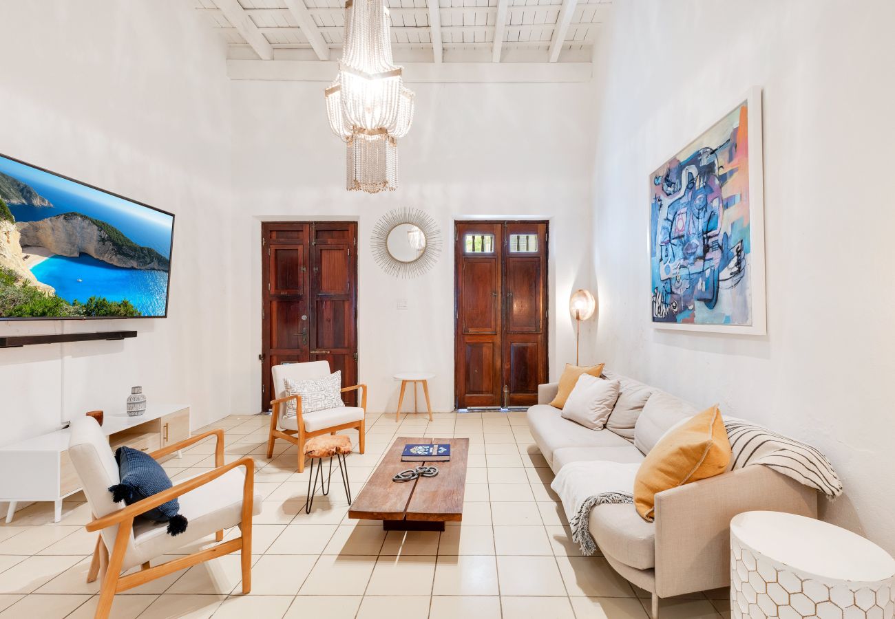 Casa en San Juan - Spacious Colonial Gem with Artistic Flair OSJ