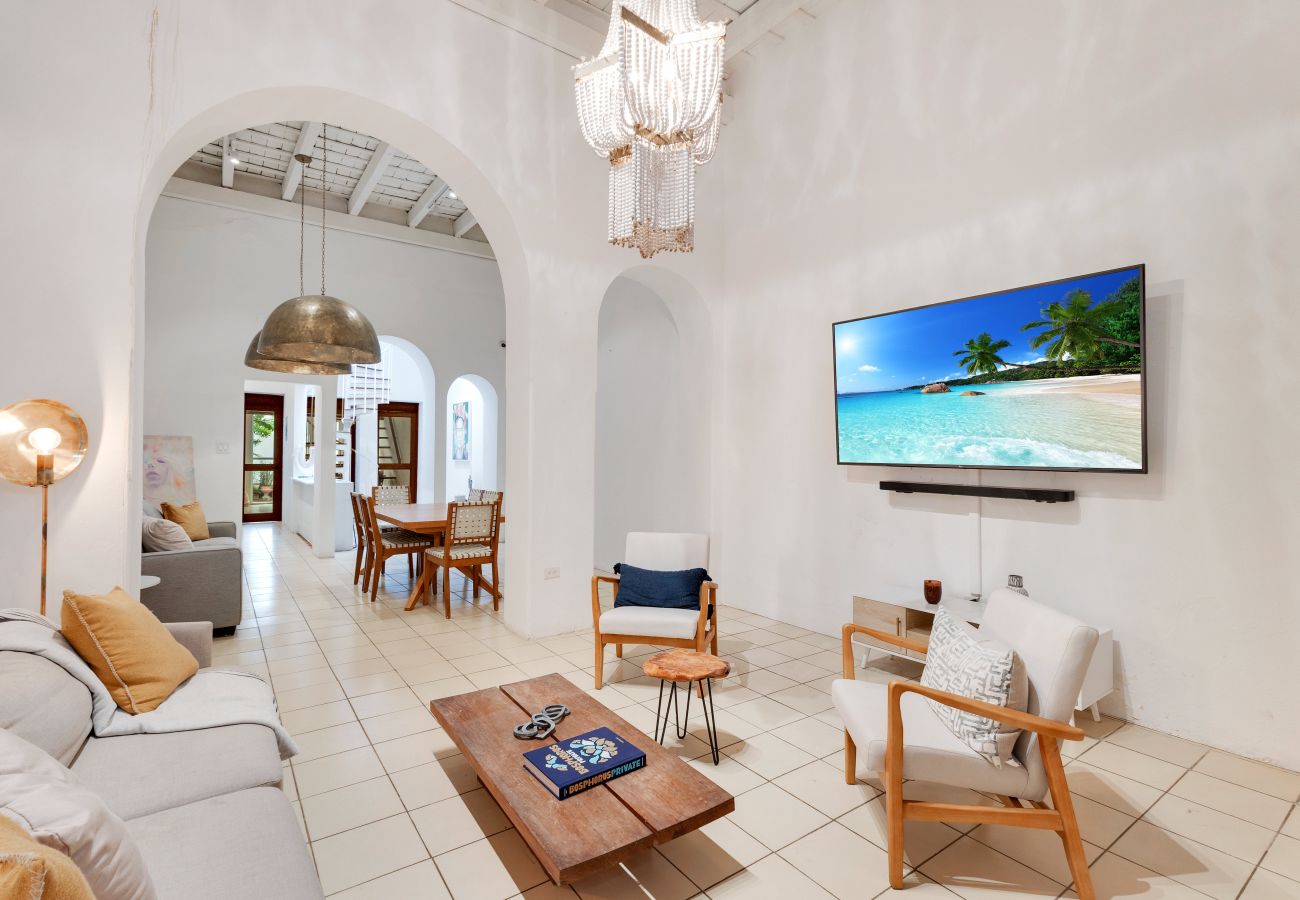 Casa en San Juan - Spacious Colonial Gem with Artistic Flair OSJ