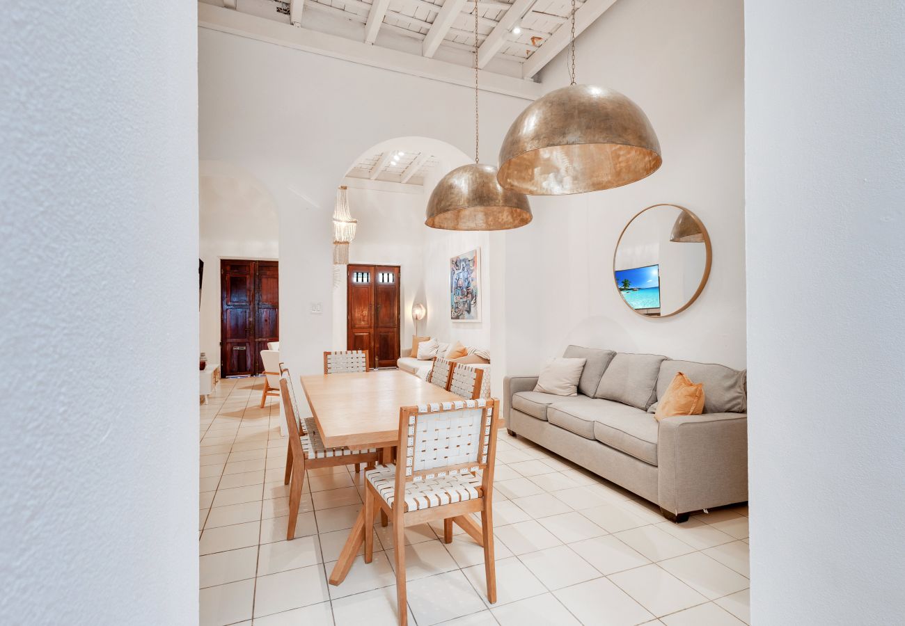 Casa en San Juan - Spacious Colonial Gem with Artistic Flair OSJ