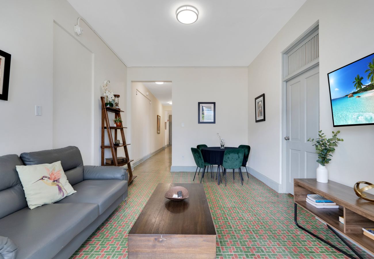 Apartamento en San Juan - Apartamento Renovado en Miramar para 6 Personas con Generador de Luz