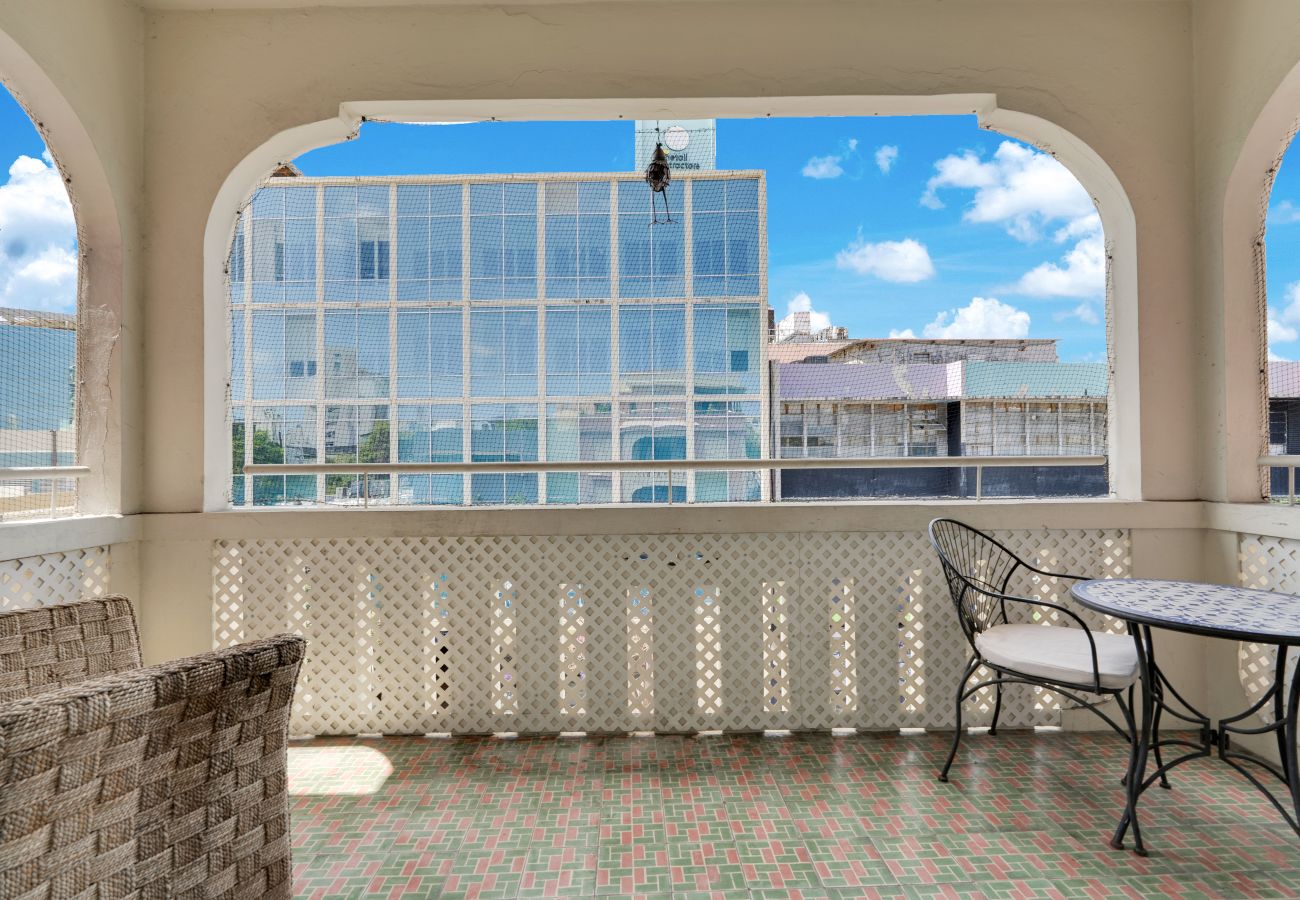 Apartamento en San Juan - Apartamento Renovado en Miramar para 6 Personas con Generador de Luz