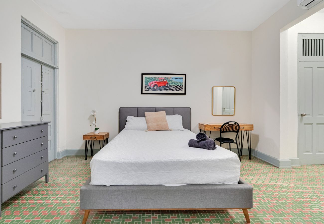 Apartamento en San Juan - Apartamento Renovado en Miramar para 6 Personas con Generador de Luz