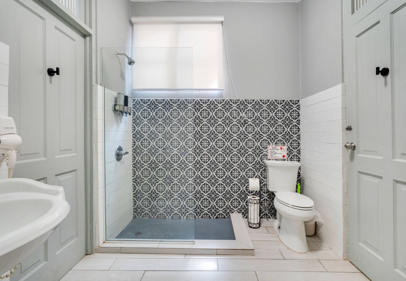 Apartamento en San Juan - Apartamento Renovado en Miramar para 6 Personas con Generador de Luz