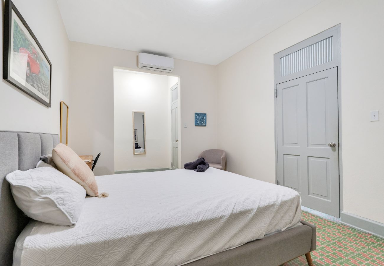 Apartamento en San Juan - Apartamento Renovado en Miramar para 6 Personas con Generador de Luz