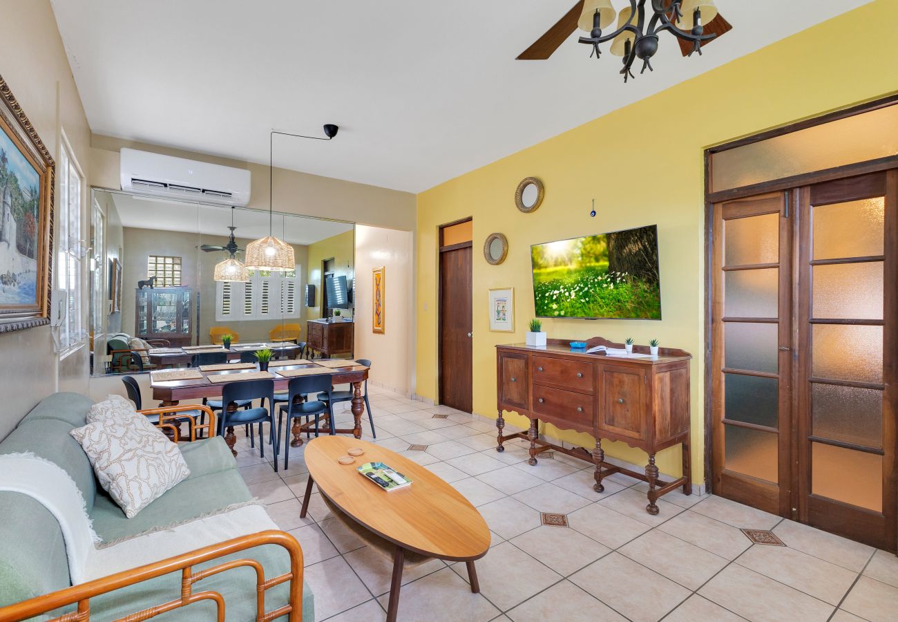 Apartamento en San Juan - Refugio Familiar Playa, Juegos, Vista y Comodidad