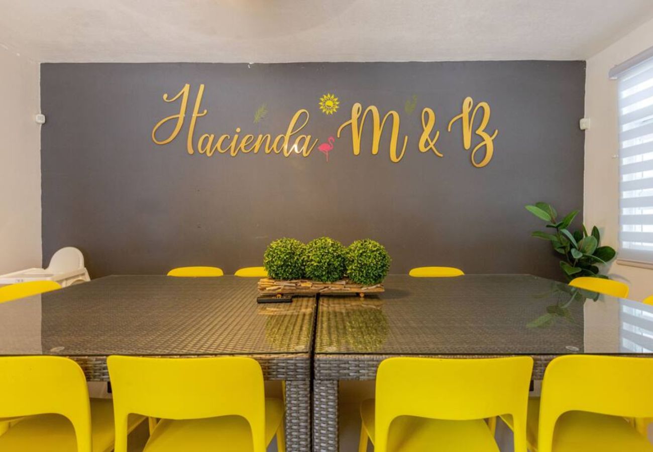Casa en Vega Baja - Hacienda M&B · Perfecta para Grupos, con Piscina y Patio Espacioso