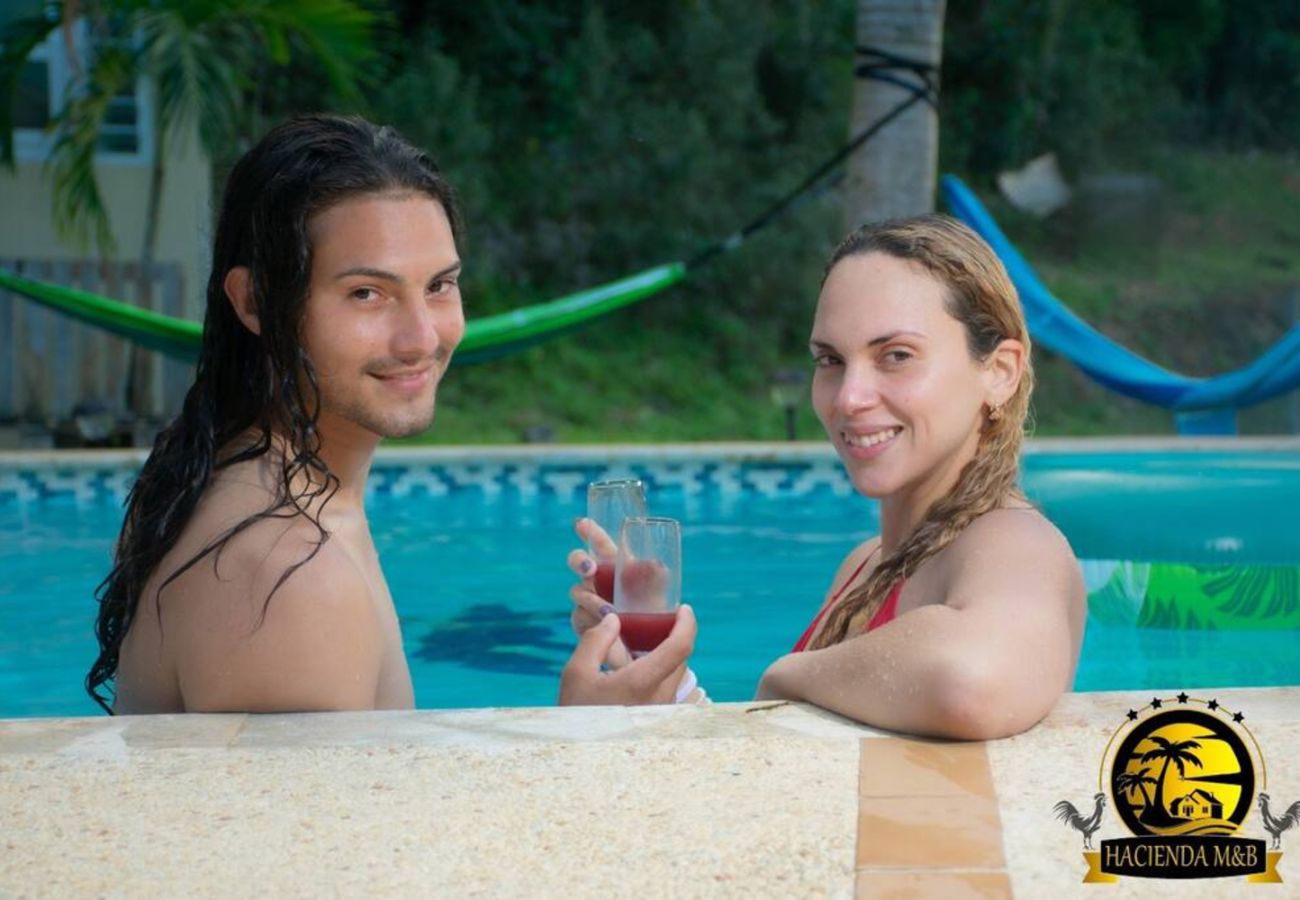 Casa en Vega Baja - Hacienda M&B · Perfecta para Grupos, con Piscina y Patio Espacioso