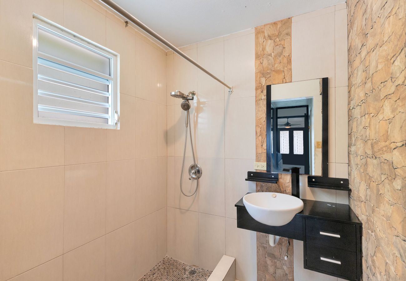 Casa en Vega Baja - Hacienda M&B · Perfecta para Grupos, con Piscina y Patio Espacioso
