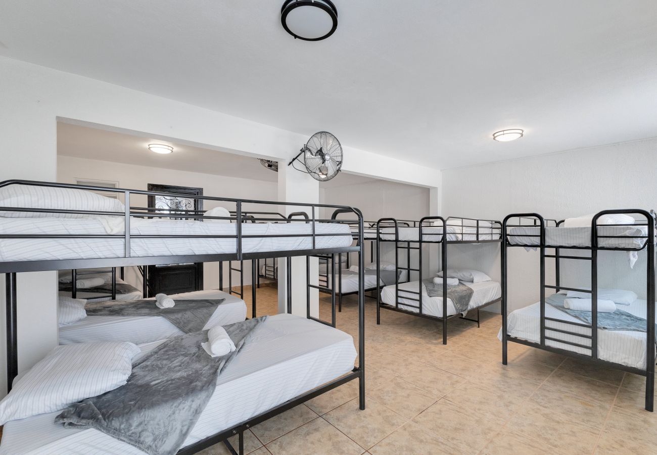 Casa en Vega Baja - Hacienda M&B · Perfecta para Grupos, con Piscina y Patio Espacioso