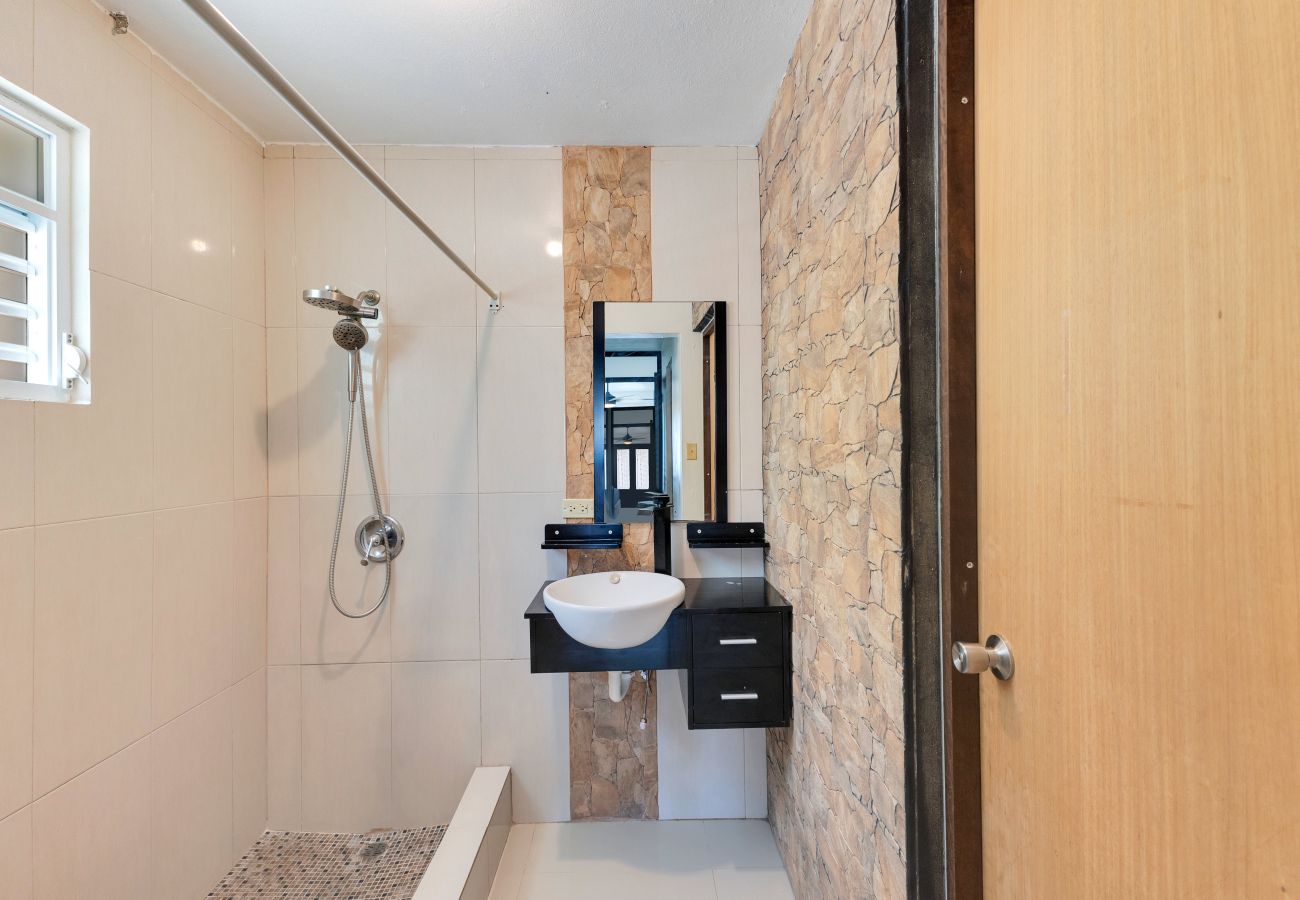 Casa en Vega Baja - Hacienda M&B · Perfecta para Grupos, con Piscina y Patio Espacioso