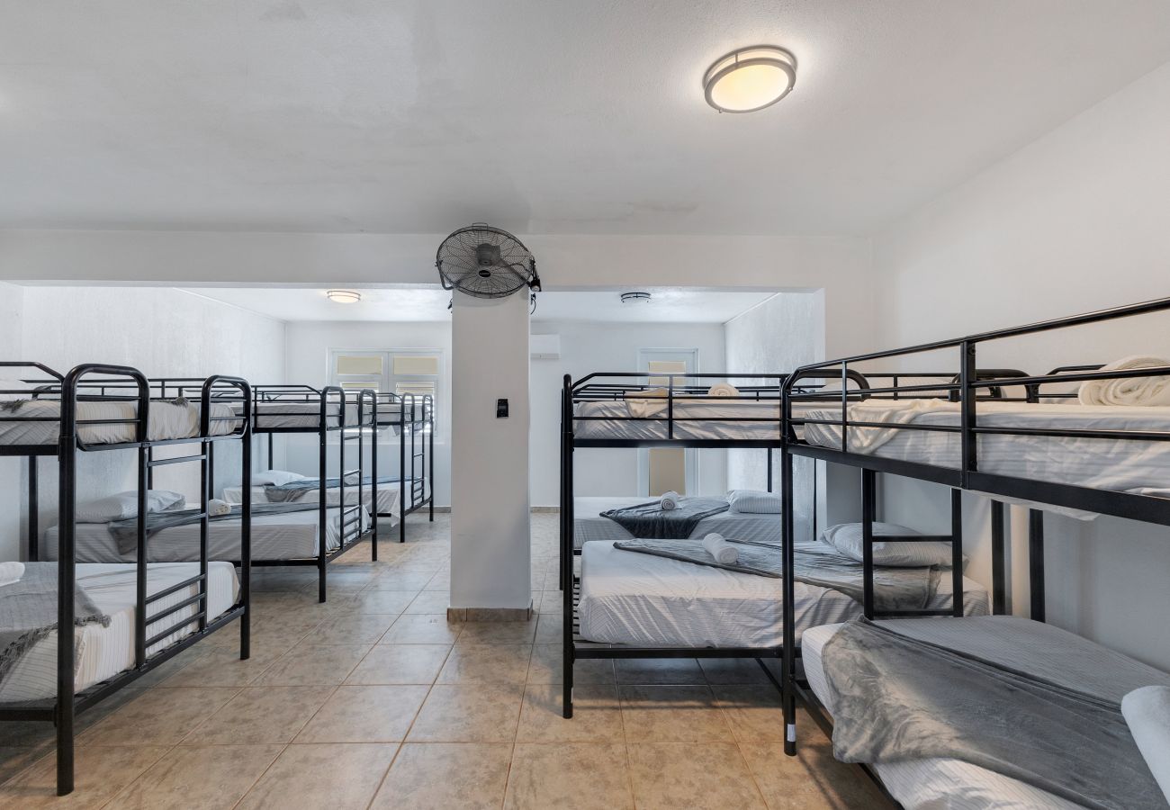 Casa en Vega Baja - Hacienda M&B · Perfecta para Grupos, con Piscina y Patio Espacioso