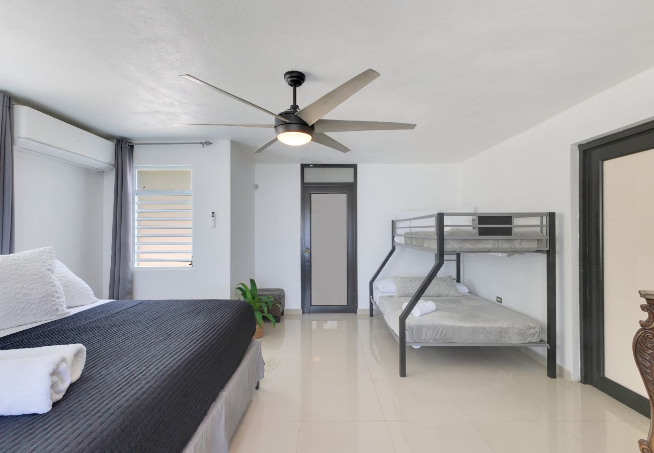 Casa en Vega Baja - Hacienda M&B · Perfecta para Grupos, con Piscina y Patio Espacioso