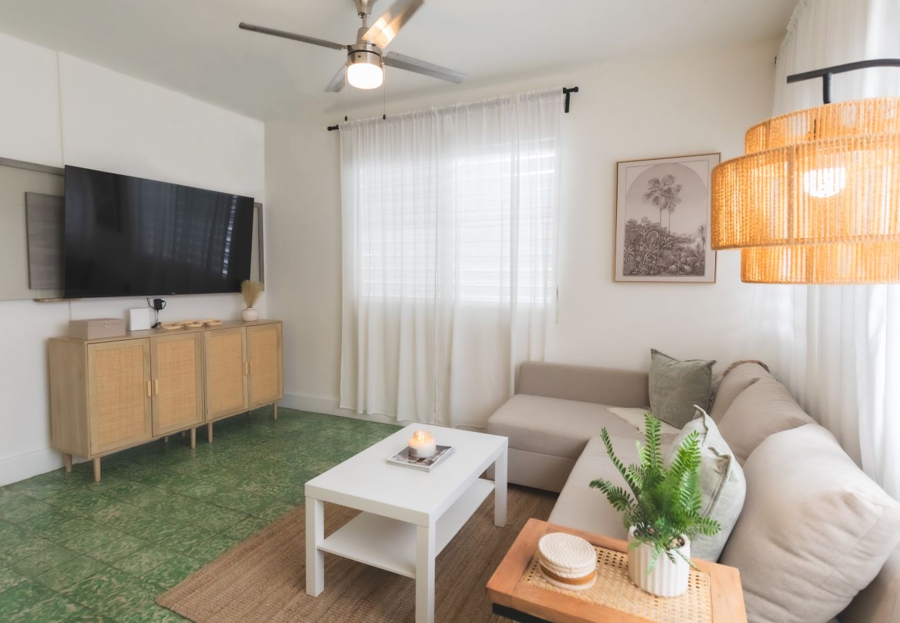 Apartamento en San Juan - Beach Retreat: 2-Bedroom Apartment with Rooftop