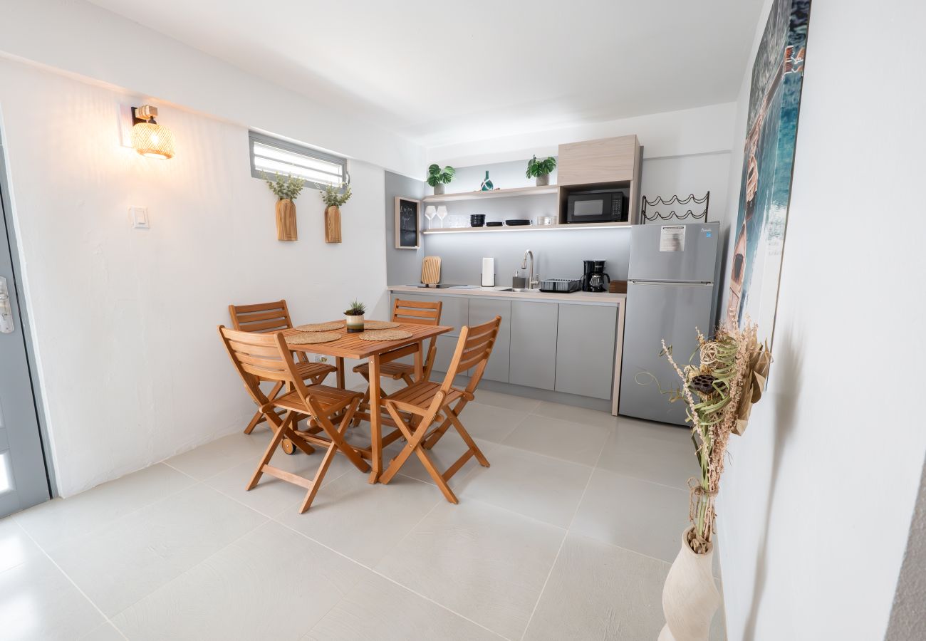 Apartamento en Mayaguez - Retiro Frente al Mar con Terraza, Playa y BBQ