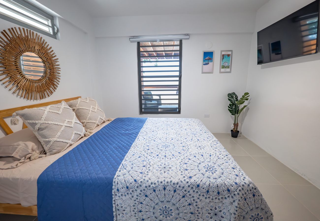 Apartamento en Mayaguez - Retiro Frente al Mar con Terraza, Playa y BBQ